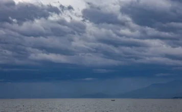 SC terá fim de semana de temporais e queda de temperatura Nuvens densas e carregadas de cor cinza escuro sobre o mar em Santa Catarina, sinalizando a chegada de uma frente fria com risco de temporais e instabilidade no tempo.