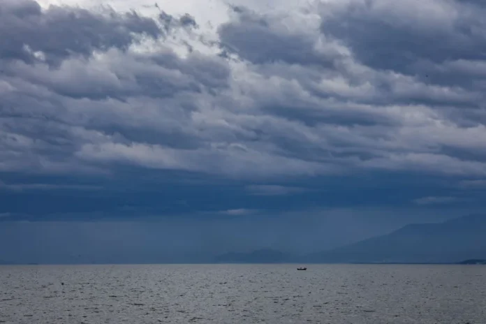 SC terá fim de semana de temporais e queda de temperatura Nuvens densas e carregadas de cor cinza escuro sobre o mar em Santa Catarina, sinalizando a chegada de uma frente fria com risco de temporais e instabilidade no tempo.