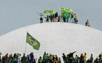 STF anula acordos de 39 réus dos atos de 8 de janeiro Manifestantes ocupam a cúpula do Congresso Nacional em Brasília durante os atos de 8 de janeiro; cena mostra pessoas com camisas do Brasil e faixas pedindo intervenção militar sobre o prédio branco em formato de domo.