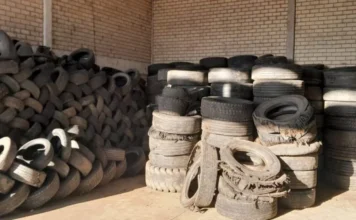 Saiba como usar o Ecoponto de Araranguá para descartes Pilha de pneus velhos e usados armazenados no galpão do Ecoponto de Araranguá para descarte correto e reciclagem ambiental.