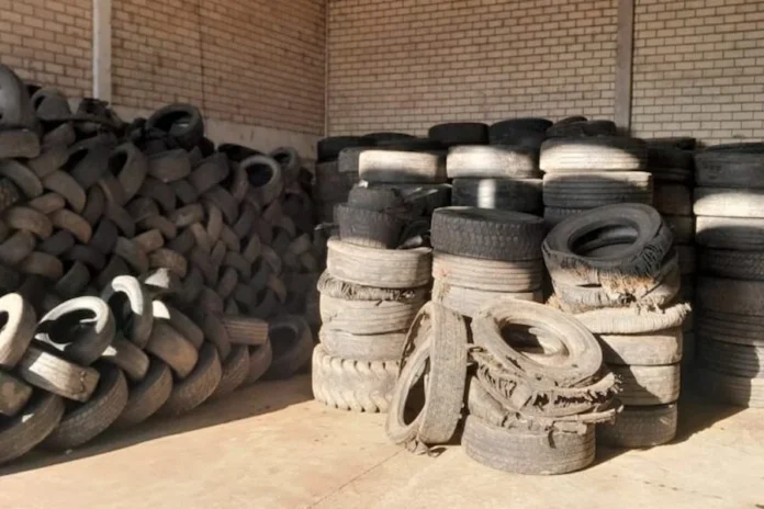 Saiba como usar o Ecoponto de Araranguá para descartes Pilha de pneus velhos e usados armazenados no galpão do Ecoponto de Araranguá para descarte correto e reciclagem ambiental.