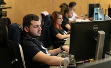 Santa Rosa do Sul oferece graduação gratuita em IA Jovens estudantes utilizam computadores em laboratório de tecnologia para cursos de graduação em Inteligência Artificial e Mídias Sociais Digitais em Santa Rosa do Sul.