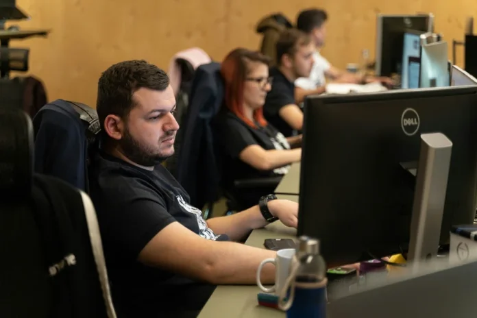 Santa Rosa do Sul oferece graduação gratuita em IA Jovens estudantes utilizam computadores em laboratório de tecnologia para cursos de graduação em Inteligência Artificial e Mídias Sociais Digitais em Santa Rosa do Sul.