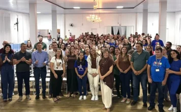 São João do Sul anuncia Dia D para mães atípicas no Abril Azul Público e autoridades municipais reunidos no evento Abril Azul em São João do Sul, com a palestrante Bel Ferrari ao centro, em momento de conscientização sobre o autismo e inclusão de mães atípicas.