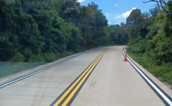 Serra do Faxinal terá interdição total a partir de abril oto do trecho pavimentado em concreto da rodovia SC-290, Serra do Faxinal, com cones de sinalização laranjas no acostamento e mata nativa ao redor.