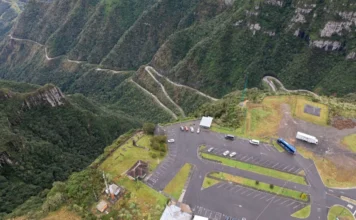 Serra do Rio do Rastro terá interdição neste domingo Vista aérea panorâmica da rodovia sinuosa SC-390 na Serra do Rio do Rastro, mostrando o mirante e o estacionamento em Bom Jardim da Serra, SC.