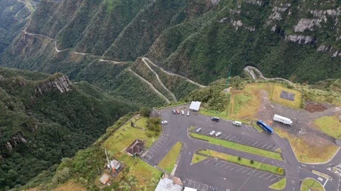 Serra do Rio do Rastro terá interdição neste domingo Vista aérea panorâmica da rodovia sinuosa SC-390 na Serra do Rio do Rastro, mostrando o mirante e o estacionamento em Bom Jardim da Serra, SC.