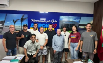 Surf ganha destaque na 33ª Festa do Peixe no Arroio Uma foto oficial de um grupo de 10 pessoas posando no gabinete do prefeito de Balneário Arroio do Silva, em frente a um grande painel azul com o slogan 'Apaixonado por Balneário ARROIO DO SILVA'. O Prefeito Jorge Freitas (homem mais velho de camisa azul clara) está no centro, cercado por integrantes da diretoria da Associação de Surf de Balneário Arroio do Silva (ASBAS), incluindo o vereador Clailton Oliveira (ao seu lado esquerdo), e as secretárias Itaionara Recco e Amarante Jairo de Matos.
