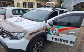 Suspeito morre em confronto com a PM em Morro da Fumaça Viatura da Polícia Militar de Santa Catarina (PMSC) estacionada, modelo Renault Duster com logomarca oficial, utilizada para ilustrar operação contra o tráfico de drogas e confronto policial em Morro da Fumaça.