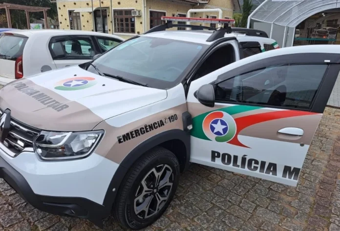 Suspeito morre em confronto com a PM em Morro da Fumaça Viatura da Polícia Militar de Santa Catarina (PMSC) estacionada, modelo Renault Duster com logomarca oficial, utilizada para ilustrar operação contra o tráfico de drogas e confronto policial em Morro da Fumaça.