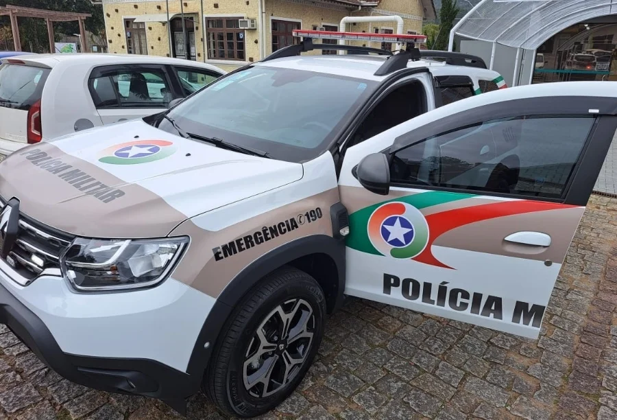 Suspeito morre em confronto com a PM em Morro da Fumaça Viatura da Polícia Militar de Santa Catarina (PMSC) estacionada, modelo Renault Duster com logomarca oficial, utilizada para ilustrar operação contra o tráfico de drogas e confronto policial em Morro da Fumaça.
