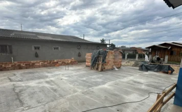 Timbé do Sul amplia CEI Mario Marchesini com novos recursos Obras de ampliação do CEI Mario Marchesini em Timbé do Sul com fundação de concreto e materiais de construção para nova estrutura de educação infantil.