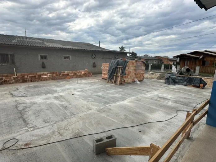 Timbé do Sul amplia CEI Mario Marchesini com novos recursos Obras de ampliação do CEI Mario Marchesini em Timbé do Sul com fundação de concreto e materiais de construção para nova estrutura de educação infantil.