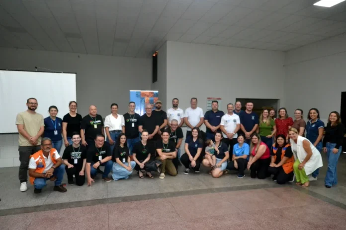 Timbé do Sul e Unesc lançam governança para o crescimento Lideranças municipais, professores e pesquisadores da Unesc reunidos no salão paroquial em Timbé do Sul durante o lançamento da governança do Plano de Desenvolvimento Socioeconômico.