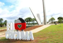 Tiradentes: veja o que abre e fecha em Criciúma no feriado Monumento "Eu Amo Criciúma" com símbolo de vagoneta de carvão e o Monumento às Etnias ao fundo, no Parque das Nações. A imagem ilustra a cidade de Criciúma, que terá horários especiais nos serviços municipais durante o feriado de Tiradentes.