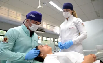 Unesc alerta para danos do bruxismo na rotina atual O cirurgião-dentista e professor Felipe Veronez realiza exame clínico em paciente no Núcleo de Dor Orofacial (Nudof) da Unesc para diagnóstico de bruxismo e tensões musculares. Ao lado, a acadêmica Larissa Amaral acompanha o procedimento em ambiente odontológico.