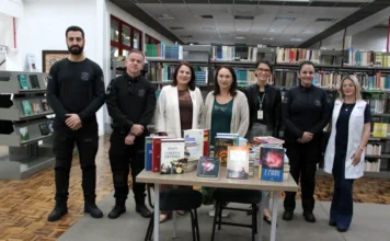 Unesc doa 178 livros para presídio em Araranguá Doação de 178 livros da Unesc para o Presídio Regional de Araranguá em cerimônia na biblioteca da universidade com representantes da instituição e do sistema prisional.