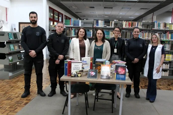 Unesc doa 178 livros para presídio em Araranguá Doação de 178 livros da Unesc para o Presídio Regional de Araranguá em cerimônia na biblioteca da universidade com representantes da instituição e do sistema prisional.