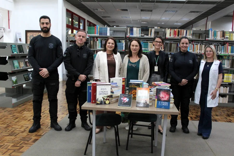 Doação de 178 livros da Unesc para o Presídio Regional de Araranguá em cerimônia na biblioteca da universidade com representantes da instituição e do sistema prisional.
