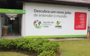 Unesc lança curso de italiano para área da saúde Fachada da Escola de Idiomas da Unesc com painel informativo listando cursos como italiano, inglês e espanhol. A imagem destaca a entrada da unidade onde será realizado o curso de italiano para profissionais da saúde.