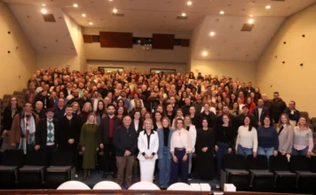 Unesc lança pacto para fortalecer formação de professores Grande grupo de professores e lideranças acadêmicas da Unesc reunidos em auditório durante o lançamento oficial do Pacto pelo Fortalecimento das Licenciaturas e ações de valorização da formação docente.