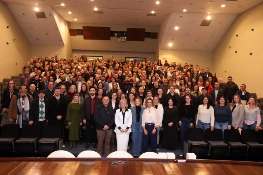 Grande grupo de professores e lideranças acadêmicas da Unesc reunidos em auditório durante o lançamento oficial do Pacto pelo Fortalecimento das Licenciaturas e ações de valorização da formação docente.