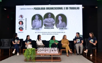Unesc promove simpósio sobre saúde mental no trabalho Palestrantes e acadêmicos em mesa-redonda durante o 1º Simpósio de Psicologia Organizacional e do Trabalho na Unesc, debatendo a gestão da saúde mental no trabalho e a aplicação da NR-1 em auditório da universidade.