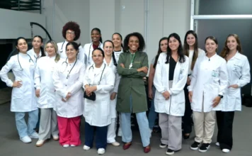 Unesc realiza blitz de saúde com foco na prevenção Equipe de professoras e acadêmicas de Enfermagem da Unesc, vestindo jalecos brancos e estetoscópios, reunidas para ação de blitz de saúde preventiva no campus universitário em Criciúma.