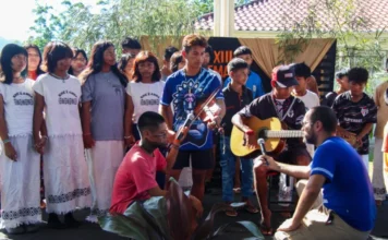Unesc visita aldeia Guarani em Imaruí na Semana Indígena Jovens indígenas da etnia Guarani realizam apresentação musical com violão e violino durante visita da Unesc à aldeia Tekoá Marangatu, em Imaruí, como parte da programação da 8ª Semana Indígena.