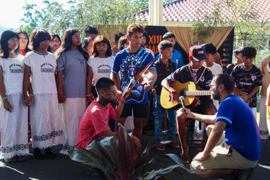 Unesc visita aldeia Guarani em Imaruí na Semana Indígena Jovens indígenas da etnia Guarani realizam apresentação musical com violão e violino durante visita da Unesc à aldeia Tekoá Marangatu, em Imaruí, como parte da programação da 8ª Semana Indígena.