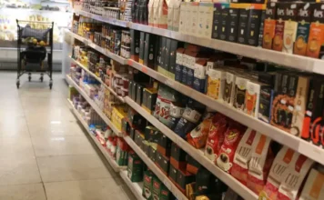 Varejo brasileiro bate recorde histórico em fevereiro Prateleiras de supermercado repletas de produtos alimentícios e bebidas, destacando o setor de hipermercados que impulsionou o recorde de vendas do varejo brasileiro em 2026.