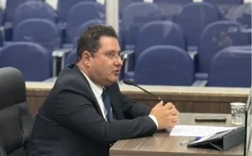 Vereador propõe guarda-corpo na Ponte Giácomo Mazzuco Vereador Nelson Soares em discurso na tribuna da Câmara de Vereadores de Araranguá apresentando proposta de segurança para a Ponte Giácomo Mazzuco.