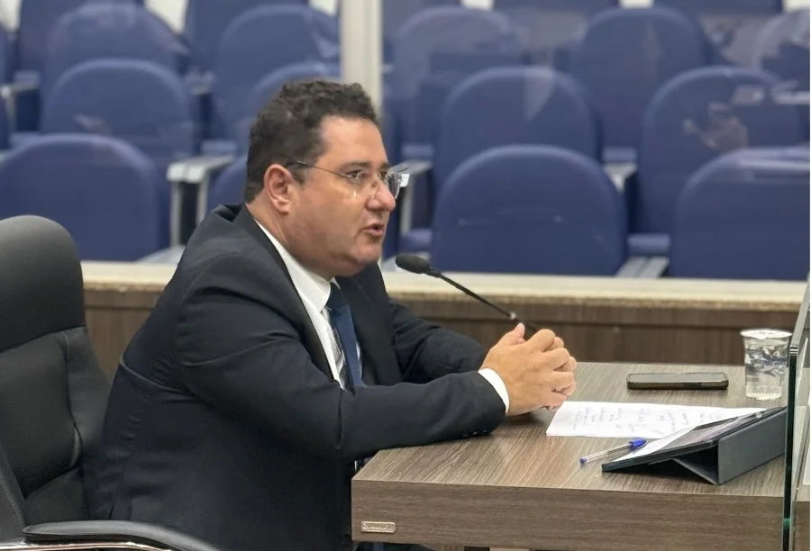 Vereador Nelson Soares em discurso na tribuna da Câmara de Vereadores de Araranguá apresentando proposta de segurança para a Ponte Giácomo Mazzuco.