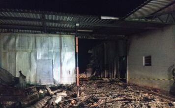 Incêndio destrói fábrica às margens da BR-101