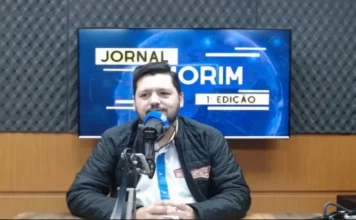 Mercadão dos Óculos orienta sobre saúde visual e anuncia ofertas Cleiton Cardoso, da ótica Mercadão dos Óculos, nos estúdios da 102.9 Amorim FM