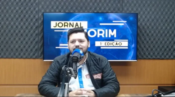 WhatsApp Image 2026-04-14 at 11.18.19 Cleiton Cardoso, da ótica Mercadão dos Óculos, nos estúdios da 102.9 Amorim FM