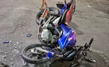Motociclista foge, causa acidente e fica ferido