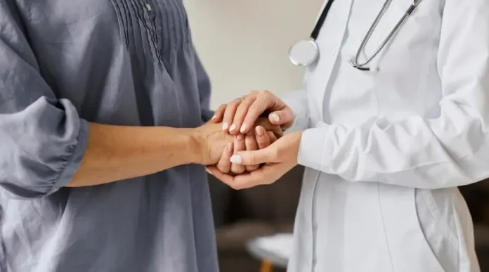 covid-recovery-center-female-doctor-holding-older-patient-s-hands-800x445