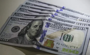 Dólar cai e Bolsa sobe com trégua