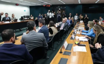 Pedido de vista adia votação da PEC contra escala 6×1