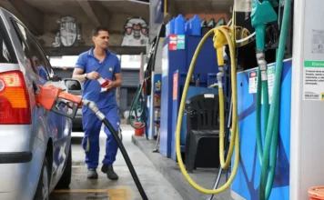 Governo define subsídio de R$ 0,44 por litro da gasolina