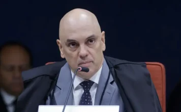 Moraes pede análise da PGR sobre Bolsonaro e Flávio