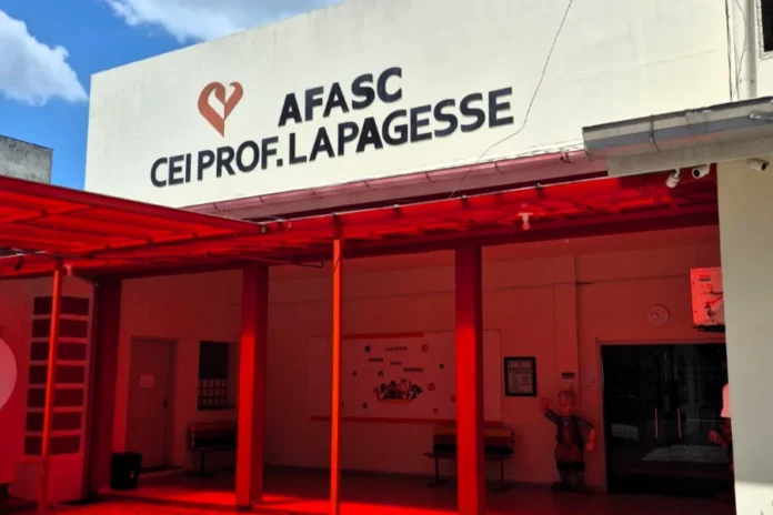 AFASC abrirá atendimento para 300 crianças no Lapagesse Fachada do CEI Professor Lapagesse da AFASC em Criciúma, unidade que terá atendimento para crianças durante paralisação das professoras.