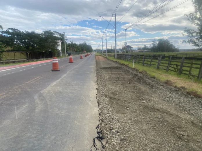 ARA-227 recebe trevos para melhorar trânsito em Araranguá Obras na Rodovia ARA-227 em Araranguá para implantação de trevos alemães e melhorias no trânsito
