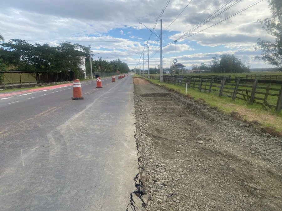 Obras na Rodovia ARA-227 em Araranguá para implantação de trevos alemães e melhorias no trânsito