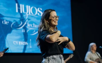 Abba Pai Church vira polo de tradução bíblica em Libras Intérprete de Libras durante conferência da Abba Pai Church em Criciúma sobre tradução bíblica para a comunidade surda