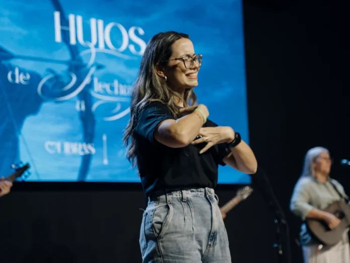 Abba Pai Church vira polo de tradução bíblica em Libras Intérprete de Libras durante conferência da Abba Pai Church em Criciúma sobre tradução bíblica para a comunidade surda