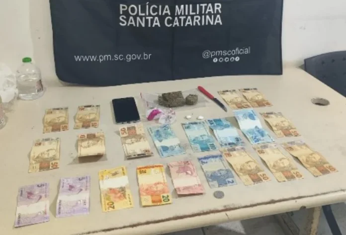 Abordagem termina com prisão por tráfico em Turvo Drogas, dinheiro e celular apreendidos pela Polícia Militar durante ocorrência de tráfico de drogas em Turvo