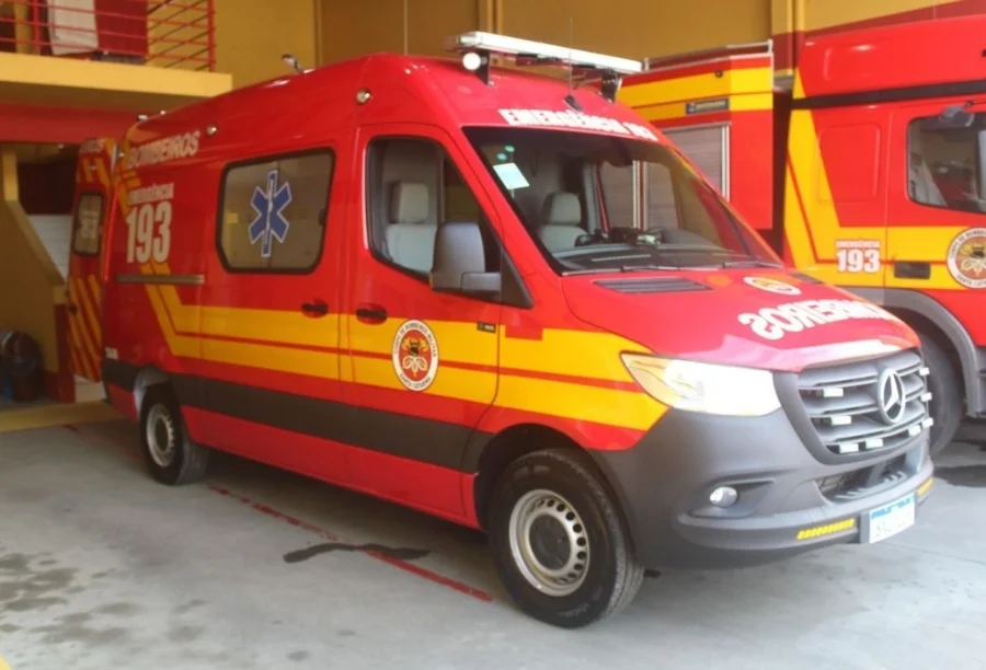 Ambulância do Corpo de Bombeiros Militar de Santa Catarina (ASU) estacionada, modelo utilizado para resgates e atendimentos de emergência em Criciúma e região.