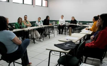 Acolher aborda maturidade emocional em encontro na Unesc Colaboradoras da Unesc participam de encontro do Programa Acolher sobre maturidade emocional, empatia e saúde mental em Criciúma.
